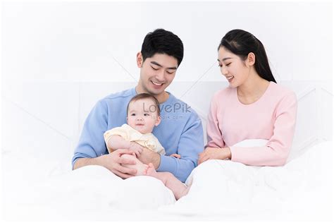 Parents And Baby Playing In Bed Together Picture And HD Photos | Free ...