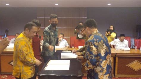 Pemprov Malut Serahkan Bantuan Keuangan Kepada 13 Parpol Pemenang Pileg