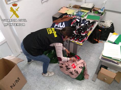 Sucesos Dos Detenidos Y 12 Investigados Por Vender Ropa Falsa En El