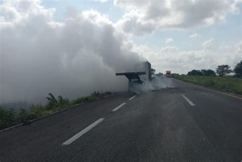 Caja De Tr Iler Cargada Con Fertilizante Se Incendia Sobre La Maxipista