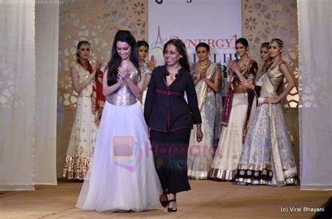 Shraddha Kapoor Walk The Ramp For Anju Modi Show At Synergy Delhi