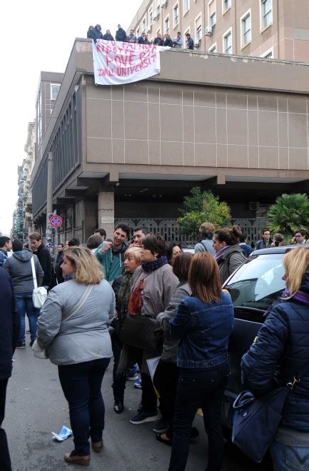 Tensione all Università protestano gli addetti alle pulizie la Repubblica