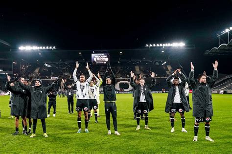 Ligue 2 Officiel Angers Sco Monte En Ligue 1 Lasse Se Rate Et