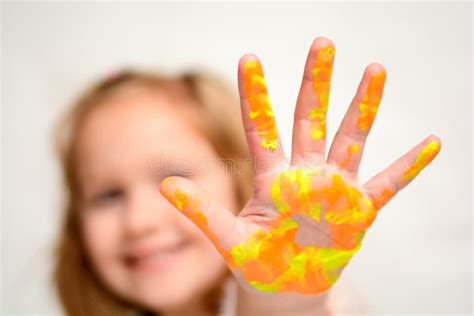 L Enfant Heureux Jouant Avec La Peinture La Fille A La Peinture Sur