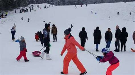 Beim Spa Im Schnee Auf Abstand Achten