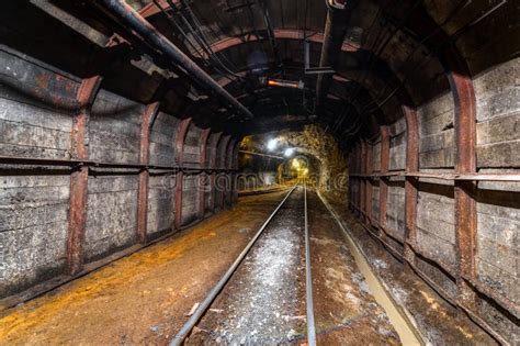 Túnel De La Minería De Una Mina Subterránea Gran Cantidad De Tuberías