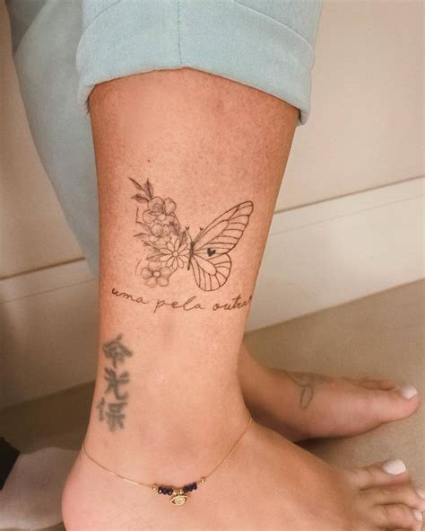 Tatuagem De Borboleta Floral E A Frase Uma Pela Outra