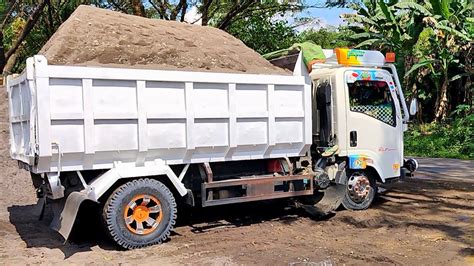 Dump Truck Izusu Proses Jungkit Pasir Youtube