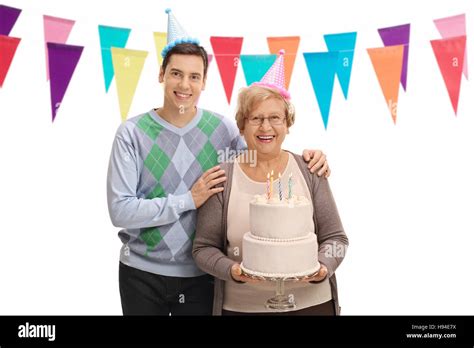 Joven Y Un Anciano Con Gorros De Fiesta Y Una Tarta De Cumplea Os