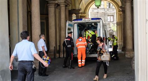 Tragedia A Palazzo Reale Operaio Cade Da Una Scala E Muore Stava