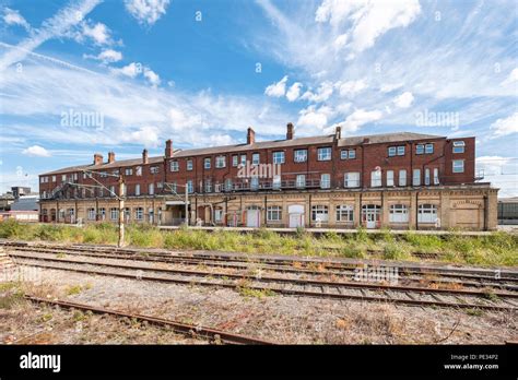 Crewe railway station West Platform 1 with disused railway tracks Stock Photo - Alamy