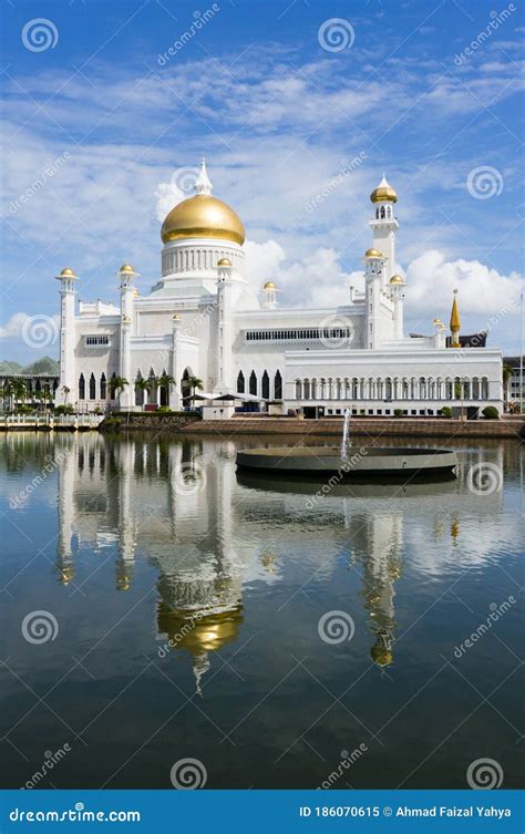 Masjid Sultan Omar Ali Saifuddin Mosque in Bandar Seri Begawan, Brunei ...