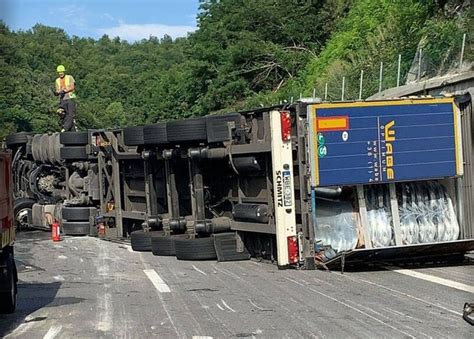 Savona Camion Ribaltato Sull Autostrada A Liguria Oggi