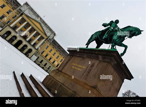 El Palacio Real la estatua del rey Karl Johan Oslo Fotografía de