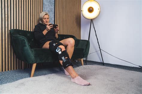 Premium Photo Caucasian Woman Patient With Bandage Compression Knee