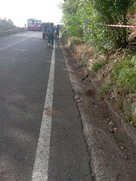 Ripulita Dai Rifiuti La Statale All Ingresso Di Positano Controlli