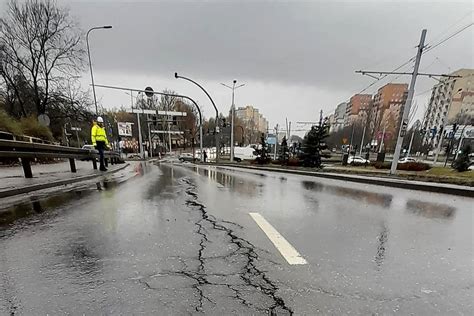 Uszkodzona jezdnia przy moście Pomorskim w Bydgoszczy Są utrudnienia w