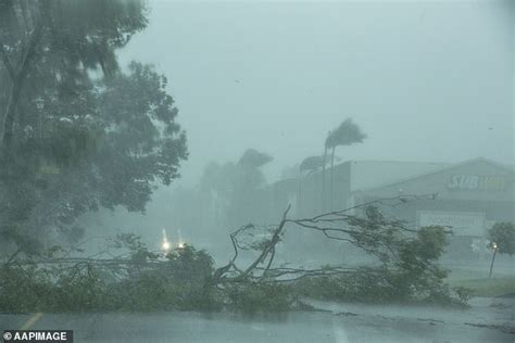 Northern Territory Wild Cyclone Set To Pummel Australia S Top End On