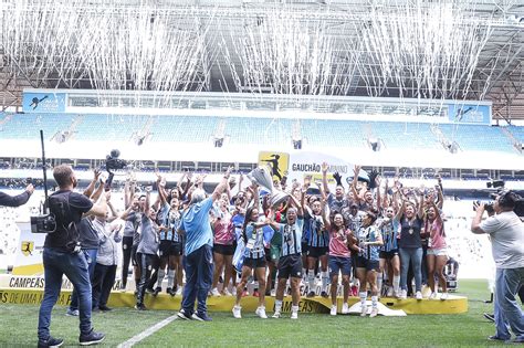 Na Arena Grêmio goleia Internacional e é campeão Gaúcho