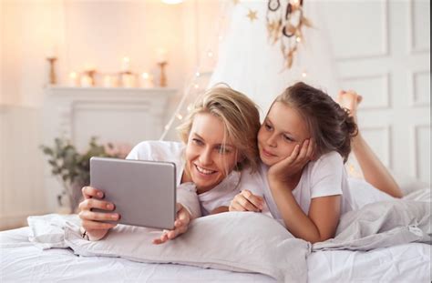 Scène De Famille Heureuse Mère Et Fille Dans Un Lit Photo Gratuite