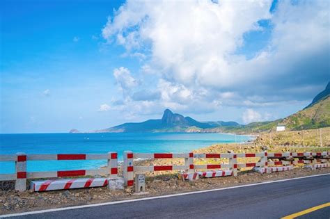 Vista panorâmica da ilha costeira con dao de cima ondas litoral céu