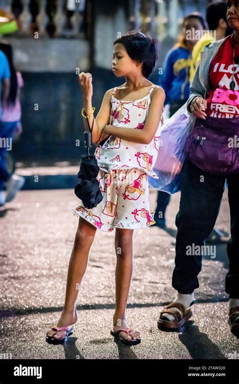 Une Jolie Jeune Fille Philippine Attend Sa Famille Devant L Glise