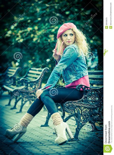 Belle Femme De Mode S Asseyant Sur Un Banc De Stationnement Image Stock