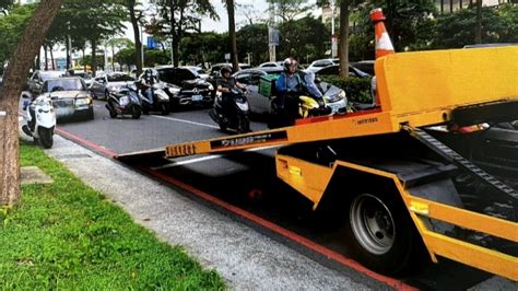 拖吊車駕駛未固定好 事故賓士車滑出馬路撞倒騎士｜東森新聞