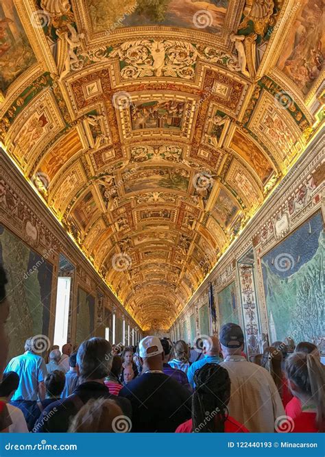 Visitors Walk Patiently through Halls of Vatican Museum Under Il