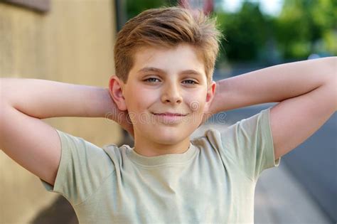 Retrato De Un Bonito Ni O De La Escuela Preadolescente Hermoso Ni O