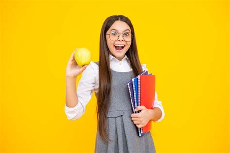 Regreso A La Escuela Colegiala Adolescente Con Bolsa Mantenga Manzana Y