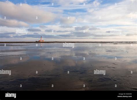 Leuchtturm Westerheversand Spiegelt Sich In Der Nordsee Nationalpark