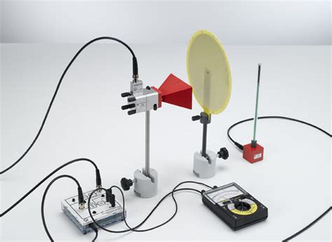 Directional characteristic and polarization of microwaves in front of a horn antenna ...