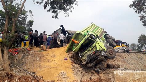 Kecelakaan Beruntun Di Tol Cipularang Ini Kata Penumpang Truk Yang