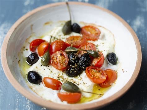 Berbackener Schafsk Se Mit Cherrytomaten Oliven Und Gro En Kapern