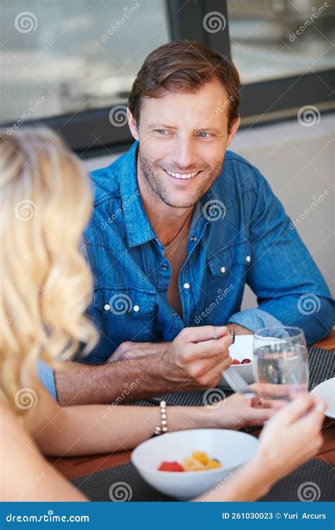 Te Has Superado En La Cocina De Nuevo Una Pareja Feliz Disfrutando De