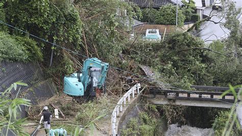 Des Pluies Diluviennes S Abattent Sur Le Sud Ouest Du Japon Mort Et