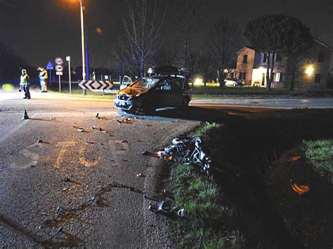 Lugo Incidente Fra Auto E Scooter Grave Un Enne Foto