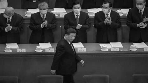 港媒：二十大政治局改组 习近平将有多项破例 习近平 二十大 连任 中共二十大进入倒计时，高层人事布局仍是主要看点。据港媒今日预测，对于中共政治局的改组，习近平将有多项破例，不会受