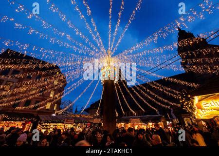 Weihnachtsmarkt In Mainz Bei Einem Lagerfeuer Und Blick Auf Den