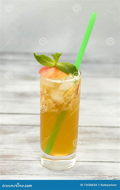 Vers Appelsap In Een Glas Met Stro Stock Foto Image Of Fruitig Drank