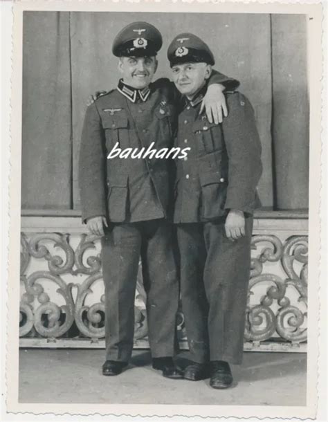 PORTRAIT FOTO UNTEROFFIZIERE WEHRMACHT mit Schirmmütze gute Freunde 2