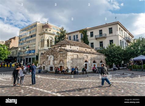 Plaza Monastiraki En Atenas Grecia Vista Con La Iglesia De La