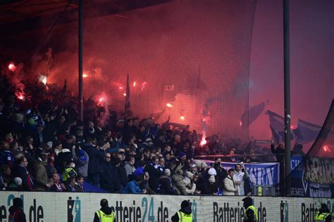 Pyro Chaos Direkt Nach Anpfiff Hsv Spiel In Kiel Unterbrochen