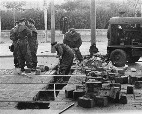 The Building Of The Berlin Wall - 1961-1962 - Flashbak