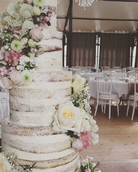 Déjà deux semaines que ce somptueux immense et romantique Naked Cake