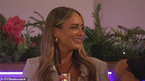 Love Island Spoiler Leah Enjoys A Flirty Conversation With Sammy Daily Mail Online