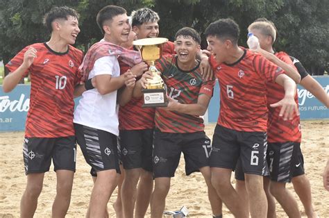 La selección sub 14 de fútbol playa se coronó campeona del torneo