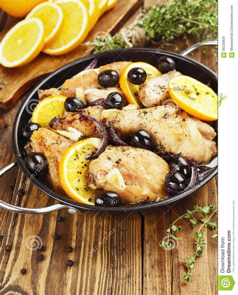 Huhn Mit Orangen Und Oliven Stockfoto Bild Von Knoblauch Wanne