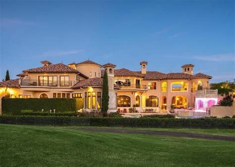 Gorgeous Mansion with Stunning Exterior Design